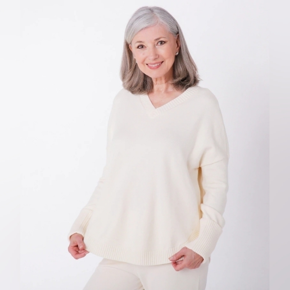 Wynne Layers Elegant Cream V-Neck Women's‎ Sweater Size Xs Oversize Knit